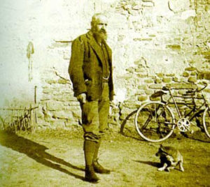 Alfredo Oriani con un cane e una bicicletta sullo sfondo